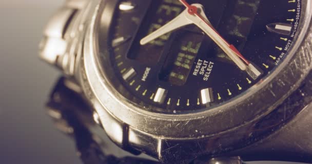 Macro imagens de um relógio de mão com os segundos mão tiquetaque
 - Filmagem, Vídeo