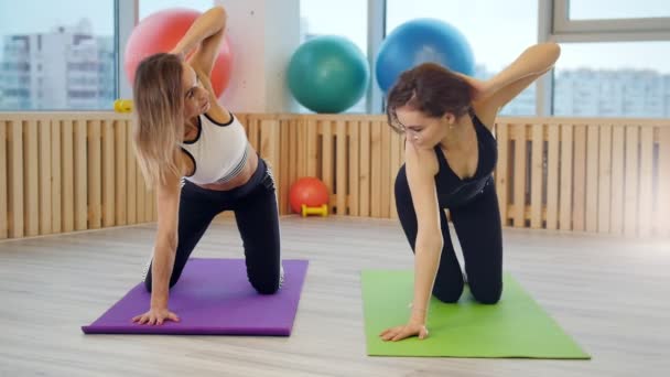 Fiatal nők jóga a stúdióban. Az oktató bemutatja új edzés és fiatal nő megismétli, hogy - Felvétel, videó