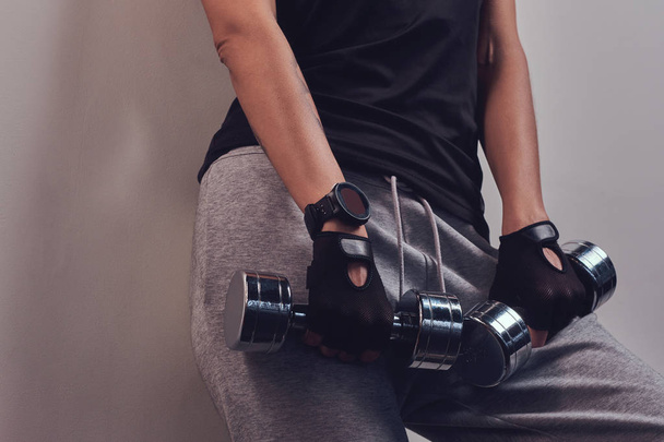 Mode, Sport, Gesundheit. Fitness-Frau in Sportkleidung posiert mit Kurzhanteln. - Foto, Bild