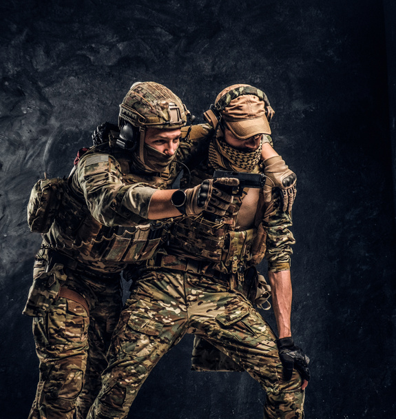 Savaş çatışma, özel görev. Askeri savaş dışına taşıma takım arkadaşı asker. Karanlık bir duvara Studio fotoğraf - Fotoğraf, Görsel