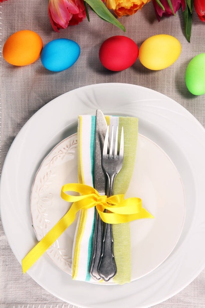 Slavnostní stůl pro Velikonoce s vidličkou, nožem a Tulipán na t - Fotografie, Obrázek