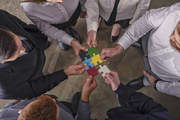 Teamwork der Partner. Konzept der Integration und Inbetriebnahme mit Puzzleteilen. - Foto, Bild