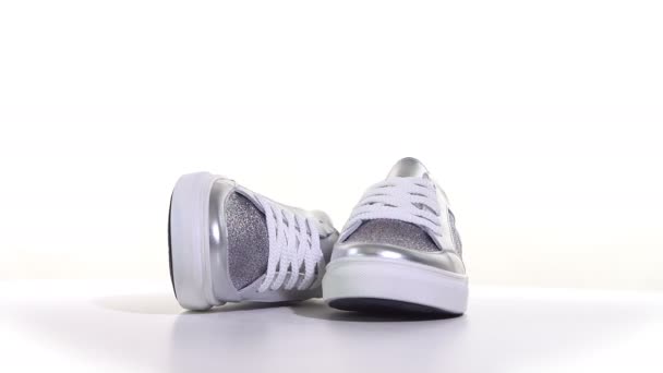 Beyaz bir arka plan üzerinde beyaz Bayan spor ayakkabı - Video, Çekim