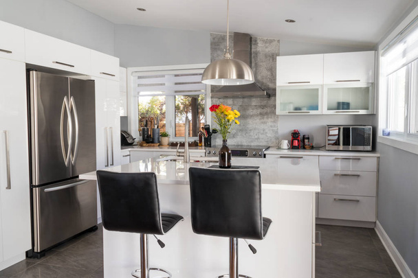 nové moderní domácí kuchyně s ostrůvkem   - Fotografie, Obrázek