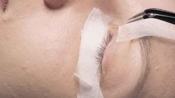 Weibliches Auge mit Klebeband zur Verlängerung der Wimpern. - Filmmaterial, Video