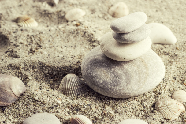 Balance stones in sand - 写真・画像