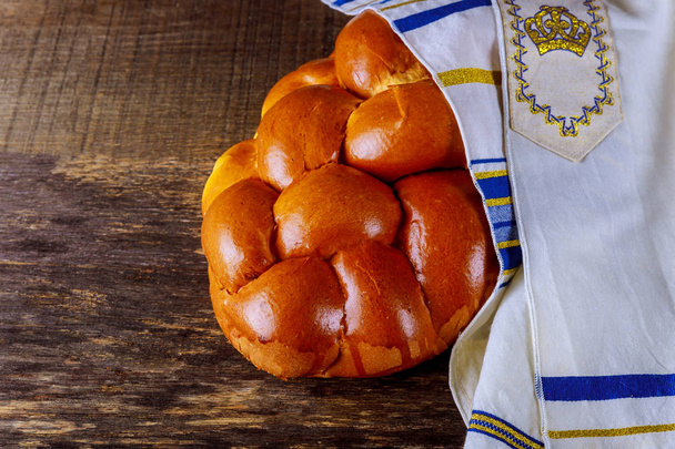 Zelfgemaakte challah brood met grijze achtergrond, selectieve aandacht - Foto, afbeelding