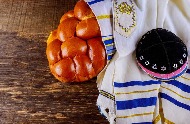 Shabbat con pane di Gerusalemme su un tavolo di legno
 - Foto, immagini