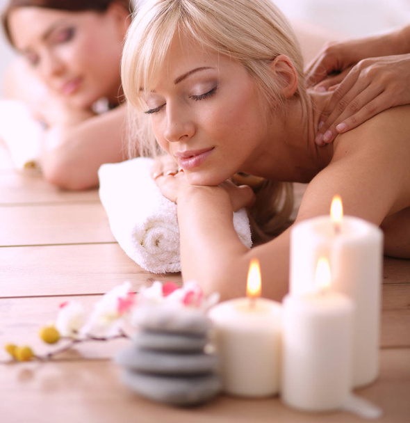 Két fiatal gyönyörű nők pihenés, és élvezi a gyógyfürdőben. Két fiatal, gyönyörű nők pihentető - Fotó, kép
