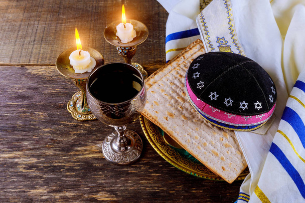 Pesach vigilia di Pasqua simboli di grande festa ebraica. matzoh tradizionale
 - Foto, immagini