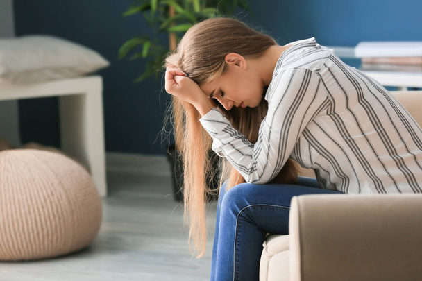 Samotna kobieta cierpi na depresję w domu - Zdjęcie, obraz