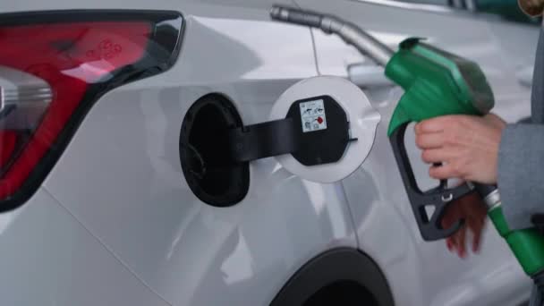 Žena vyplní benzin do auta v detailním čerpací stanice - Záběry, video