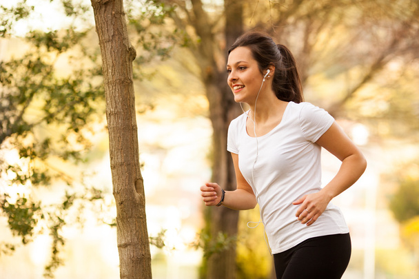 Fiatal gyönyörű nő, jogging - Fotó, kép