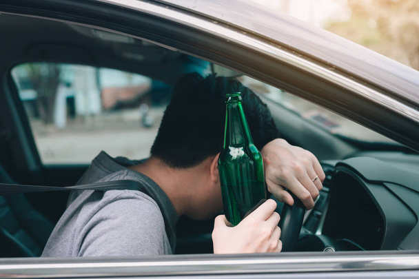 Ασιάτης άνδρες πίνουν πολύ αλκοόλ μέχρι και το ασυνείδητο του δεν - Φωτογραφία, εικόνα