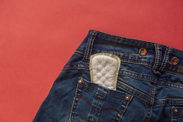 Menstruační vložka zadní kapse džín. Ženy zdraví, menstruace nebo dní období koncept - Fotografie, Obrázek
