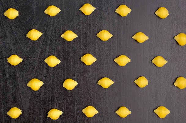 Pattern of A pile of conchiglie paste shells on black background - Foto, Bild