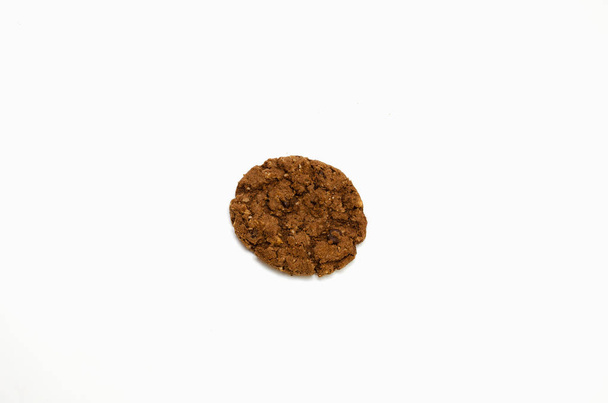 Un biscotto con gocce di cioccolato isolato su sfondo bianco
 - Foto, immagini