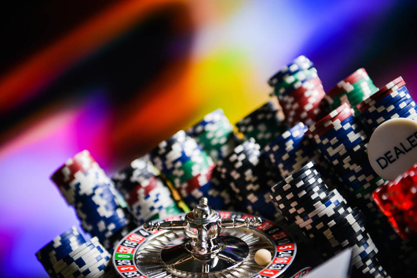 Sprzęt hazardowy z kartami do gry na stole - Zdjęcie, obraz