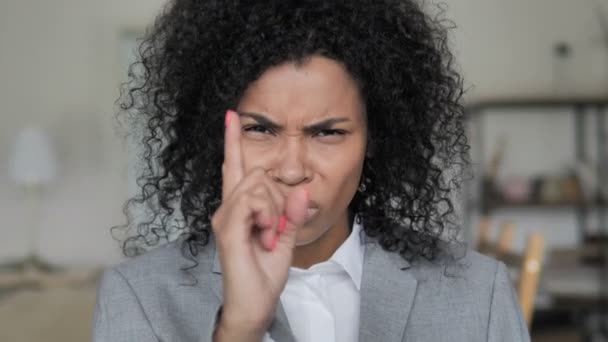 Femme d'affaires africaine en colère hurlant au travail
 - Séquence, vidéo