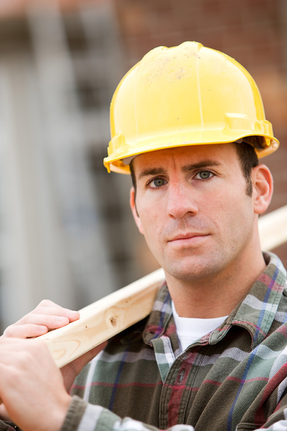 Строительство: Серьезный работник на домашней площадке
 - Фото, изображение