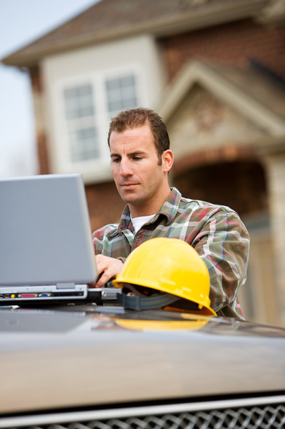 Construction: Contractor Using Laptop for Work - Foto, immagini