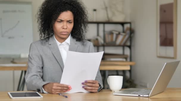 Upset African Businesswoman Reacting to Loss while Reading Documents - Metraje, vídeo