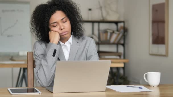 Mujer de negocios africana cansada durmiendo en el trabajo
 - Imágenes, Vídeo