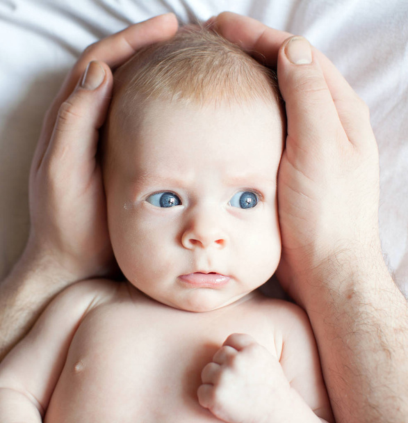 Baby in fathers hands - Foto, imagen