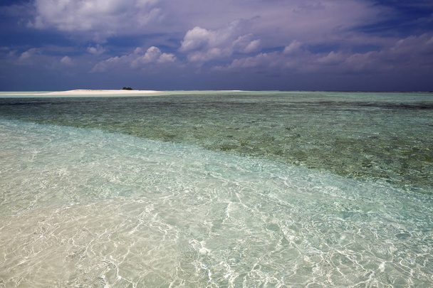 熱帯の島々 と環礁。純粋なターコイズ ブルーの海。白いサンゴ砂と青いラグーン。カラフルな夜明けと下落. - 写真・画像