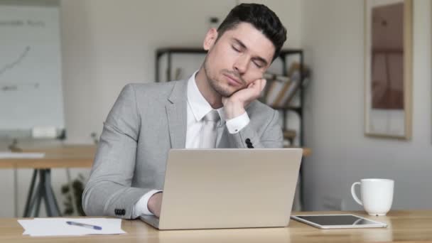 επιχειρηματία στον ύπνο στην εργασία - Πλάνα, βίντεο