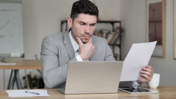 Thinking Businessman Reading Contract Documents - Video, Çekim