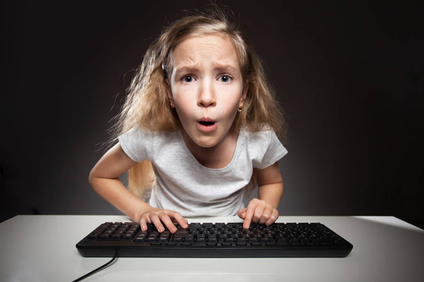 Child curiously looking into the computer - Φωτογραφία, εικόνα