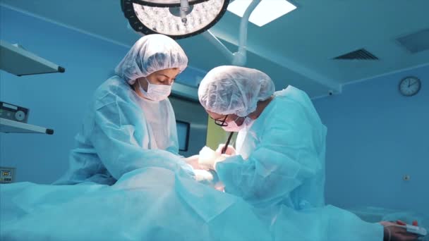 Sebész, a munka. a csapat szakmai sebész végez műtét a beteg. Igazi műtőben. Orvosi koncepció. közeli kép:. - Felvétel, videó