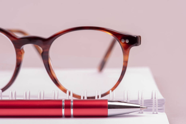Аксессуары для работы в офисе, ноутбуке, ручке и очках
 - Фото, изображение