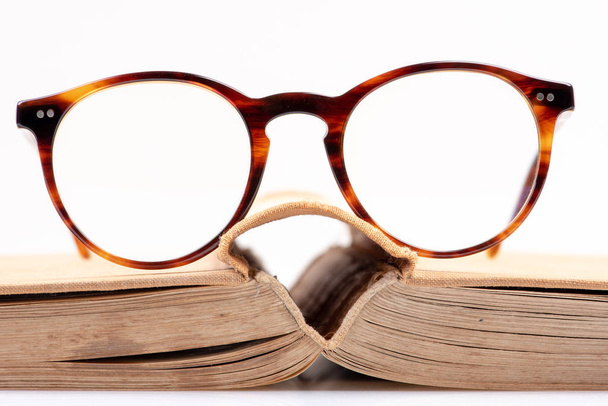 Libro abierto y concepto de gafas de estudio
 - Foto, Imagen