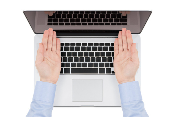 κάτοψη του αμφιβληστροειδή σύγχρονο φορητό υπολογιστή με τα χέρια ενός ανθρώπου. - Φωτογραφία, εικόνα
