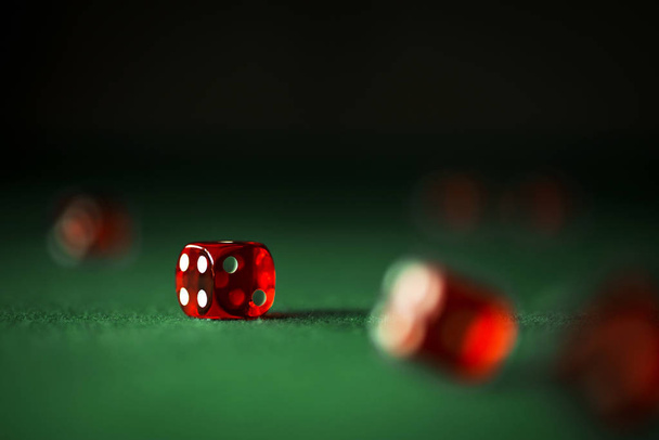 Színes játék kocka, elmosódott háttér pontok - Fotó, kép