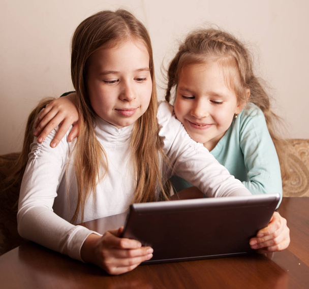 Children playing on tablet - Foto, immagini