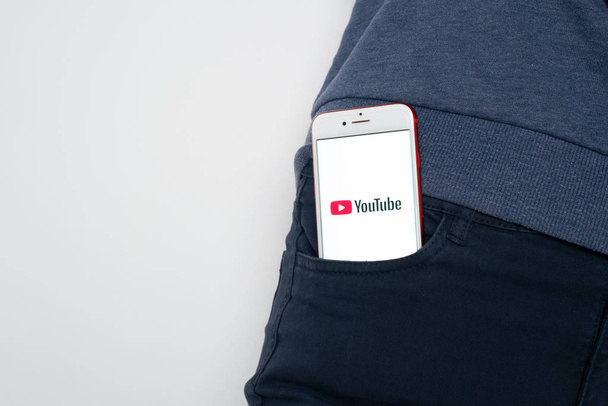 YouTube na displeji Apple iPhone 7 v džínách v kapse - Fotografie, Obrázek