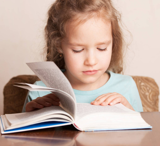 Girl reading book - Fotoğraf, Görsel