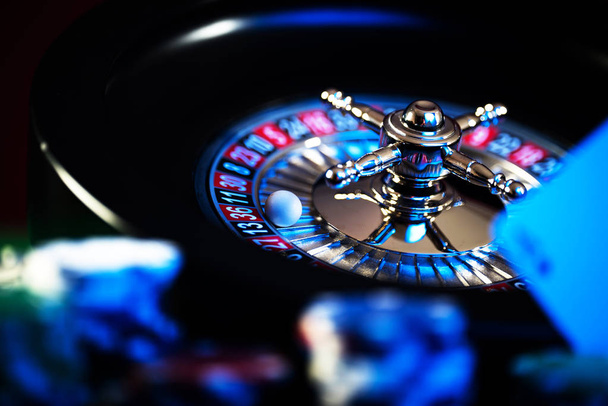  Casino arka plan, rulet tekerleği hareket oyun masada poker fişleri - Fotoğraf, Görsel