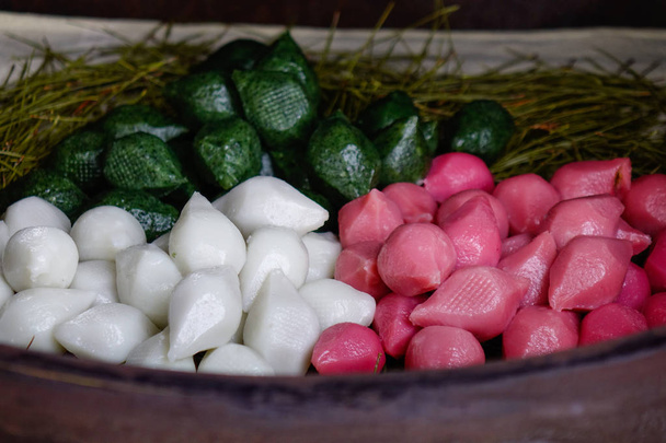 Pasteles de arroz pegajosos en la panadería tradicional
  - Foto, imagen