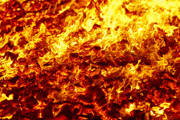 Вогонь. Матеріал розжарювання вулкана. Гарячий вогонь з вугілля. Карбо
 - Фото, зображення