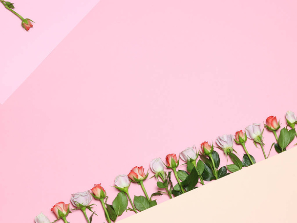 marco con rosas. Rosas blancas rosadas. Fondo rosa de vacaciones
 - Foto, Imagen