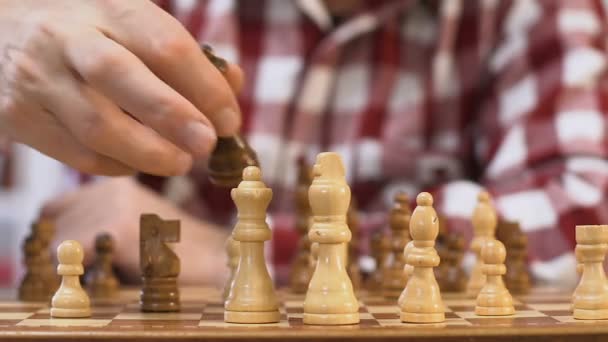 Крупный план человек играет в шахматы и делает шах и мат своему оппоненту, свободное время
 - Кадры, видео