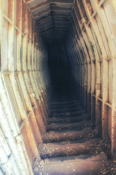  Schodiště uvnitř starého vojenského bunkru. - Fotografie, Obrázek
