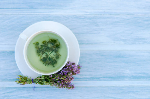 Healthy herbal tea with bunch of fresh wild thyme - Fotoğraf, Görsel