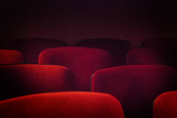 rote leere Theatersitze - Foto, Bild