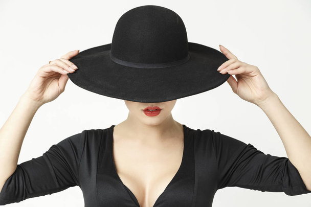 mysterious girl in a hat - Zdjęcie, obraz