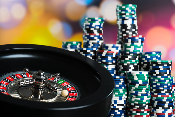  カジノ背景、ゲーム テーブル、ルーレット ホイールの動きのポーカー用のチップ - 写真・画像